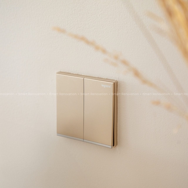 Smart Renovation Design & Fit-Out Company in Dubai presents Shoreline Apartment with beautiful master bedroom with interior design and decor.