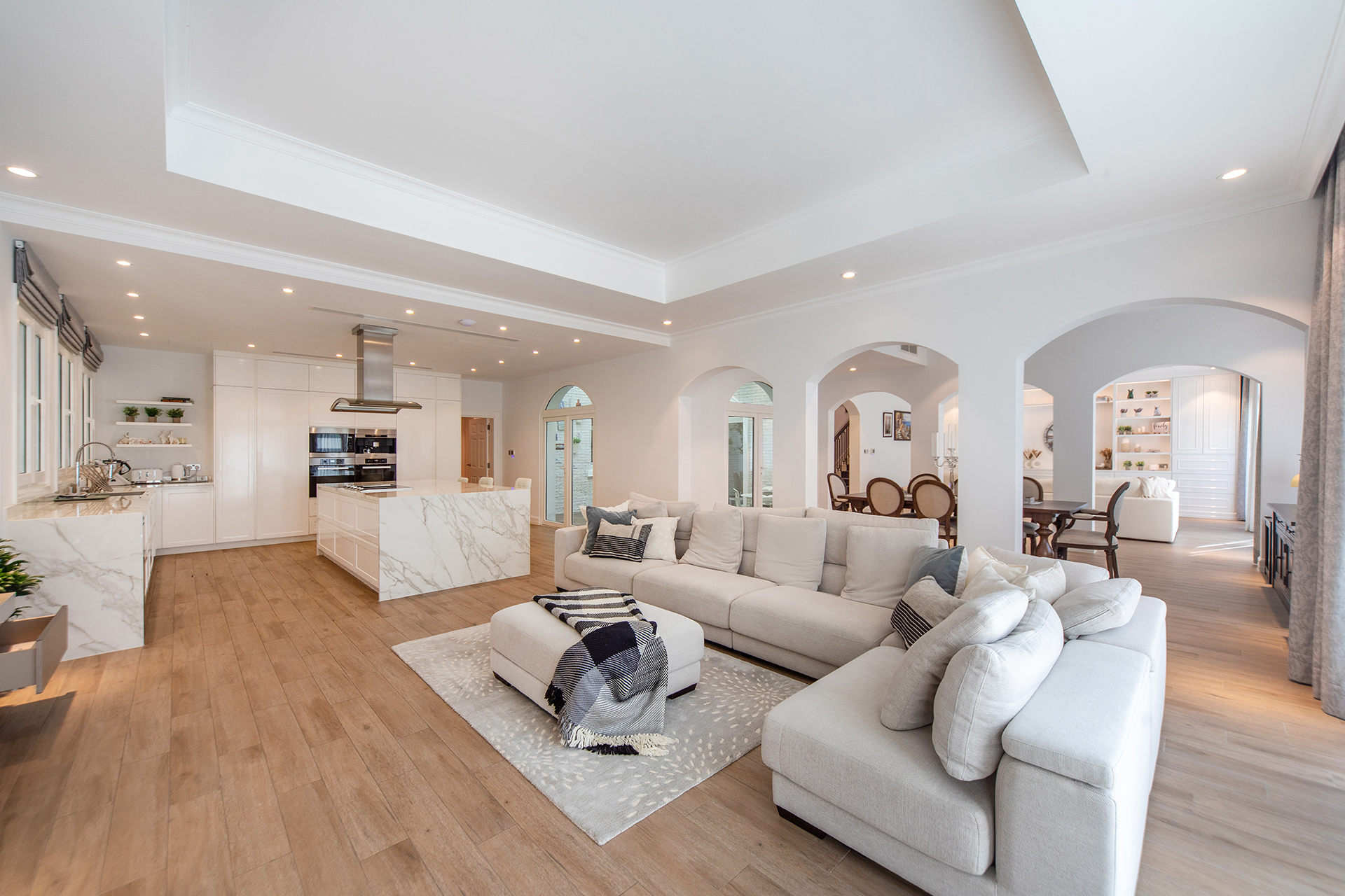 Open plan concept of common areas at Hollywood Villa by Smart Renovation, following minimalist interior design principles to achieve a cohesive aesthetic.