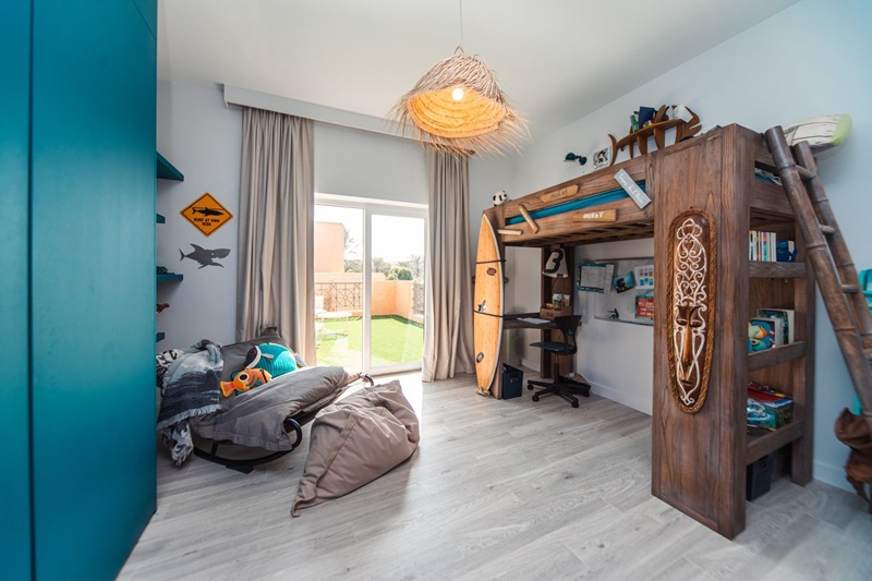 Fit-out contractors in Dubai create luxury bathrooms with glass-enclosed showers, marble tilework, and sleek, modern fixtures.