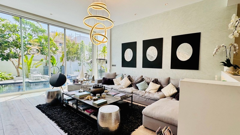 Italian fit-out style brings elegance to dining rooms with classic furniture, chandeliers, and custom-built display shelving.