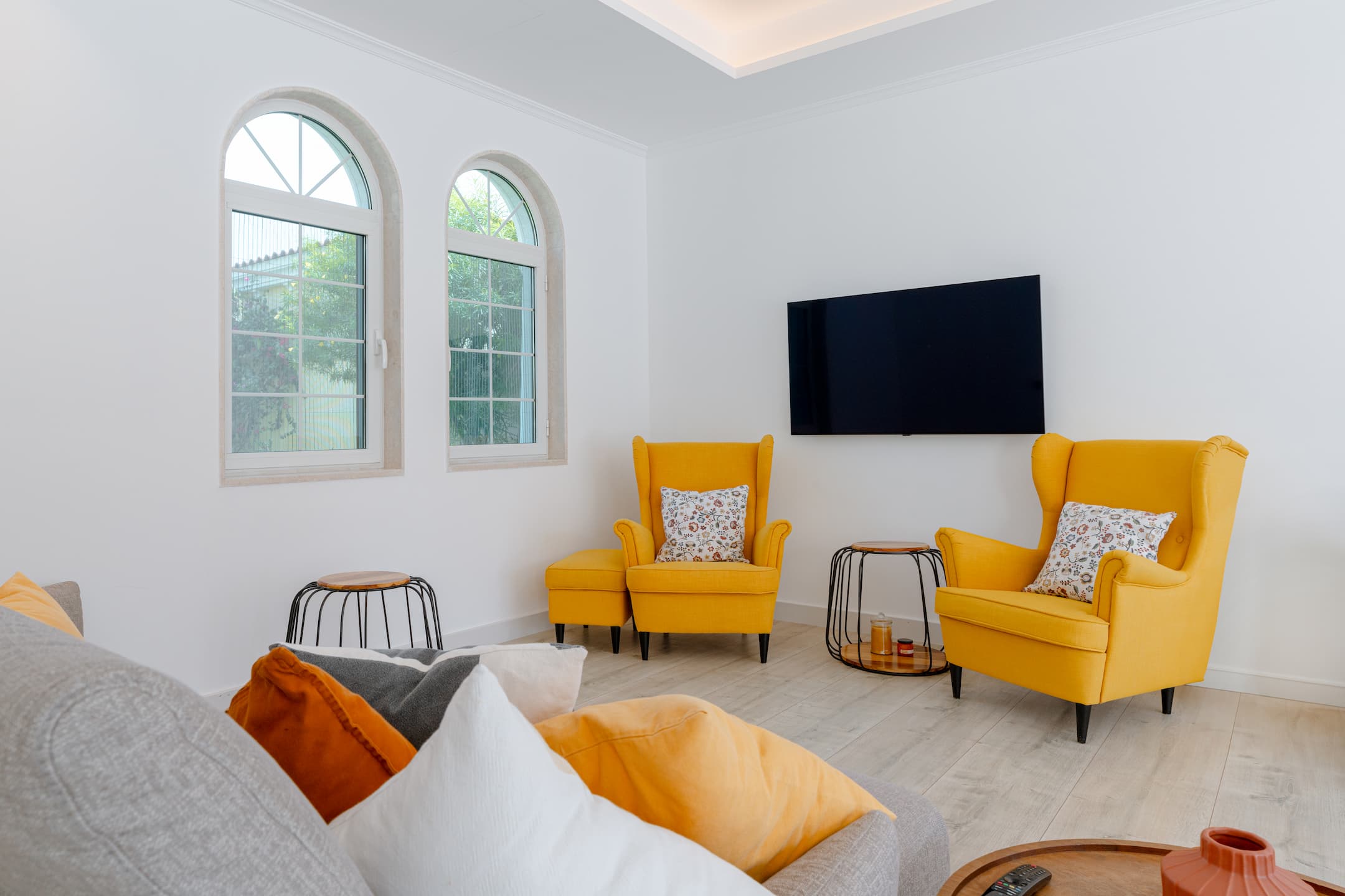 Casa Fiorita highlights effective space planning with bright seating and clear layout in a compact living room.